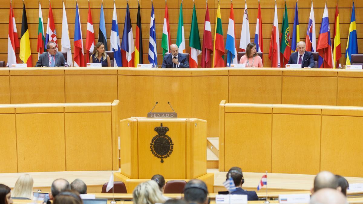 Miembros de la mesa del Senado.