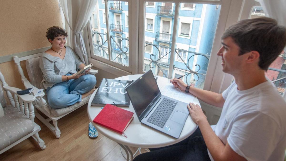 Dos estudiantes comparten piso durante sus estudios universitarios.