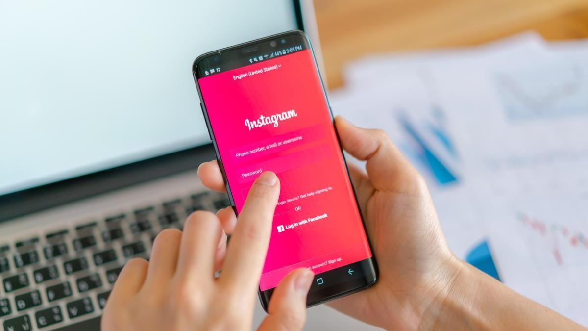 Un usuario abre la aplicación de Instagram en el móvil.