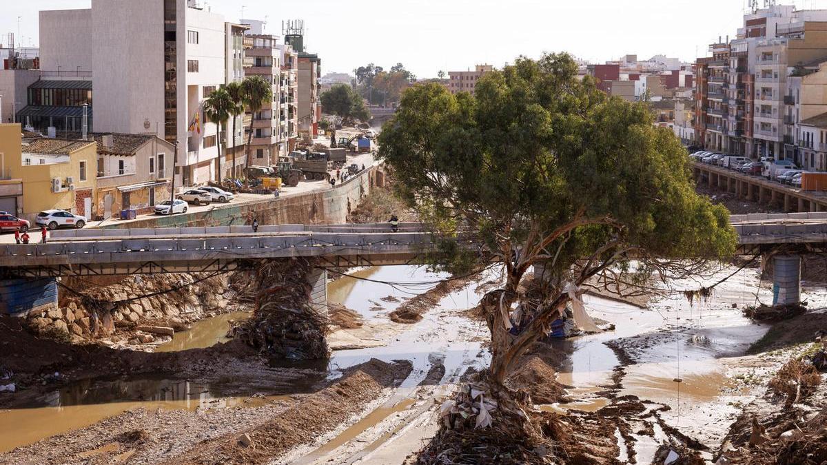 Imagen de uno de los puentes que cruza el Barranco del Poyo de la localidad valenciana de Paiporta.