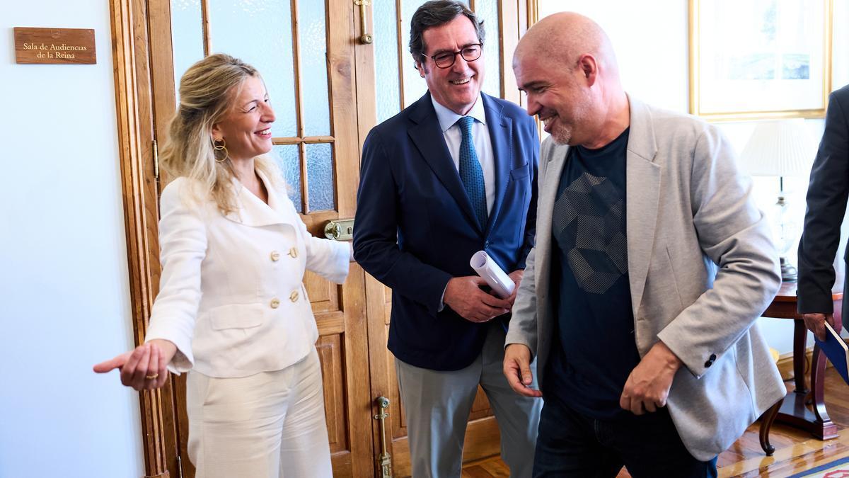 La vicepresidenta segunda y líder de SUMAR, Yolanda Díaz; el presidente de la CEOE, Antonio Garamendi, y el secretario general de CCOO, Unai Sordo