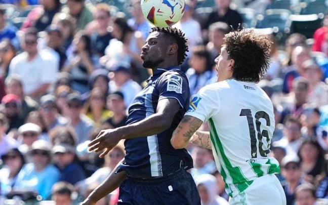 Momo Cho, en un lance con el bético Bellerín. / R. S.