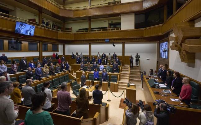 Minuto de silencio en el Parlamento en una sesión celebrada el pasado febrero.