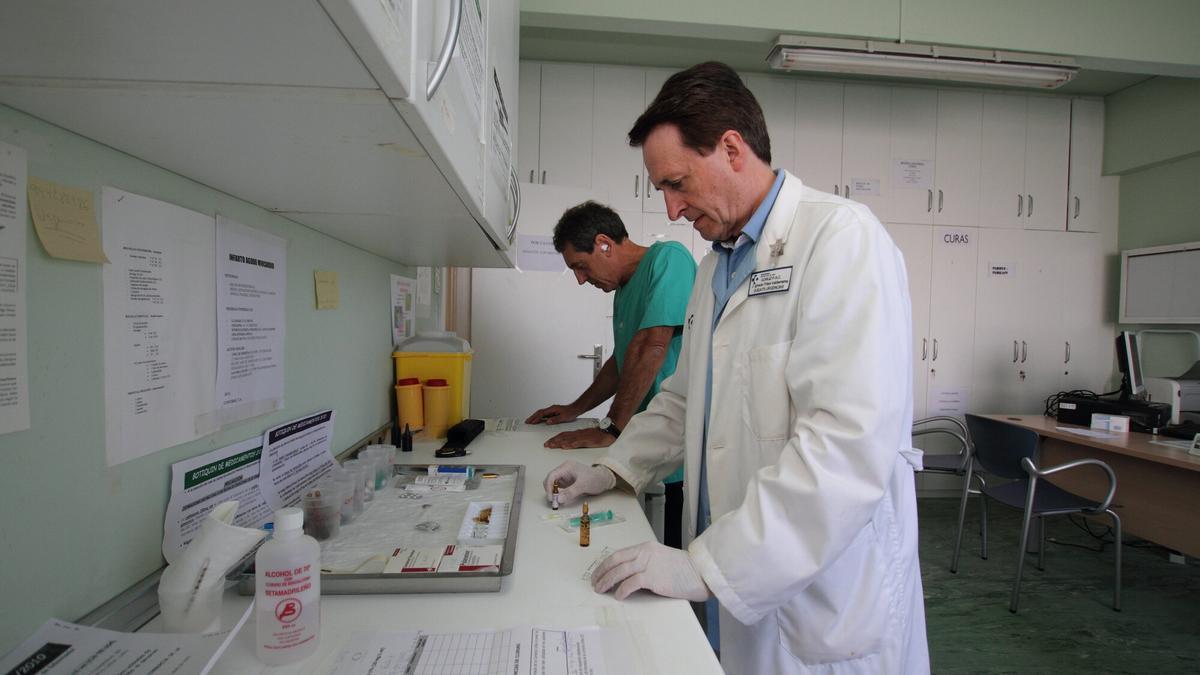 Un médico en el punto de Atencion Continuada del Hospital de Gorliz.