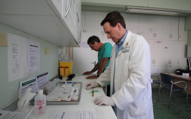 Un médico en el punto de Atencion Continuada del Hospital de Gorliz.