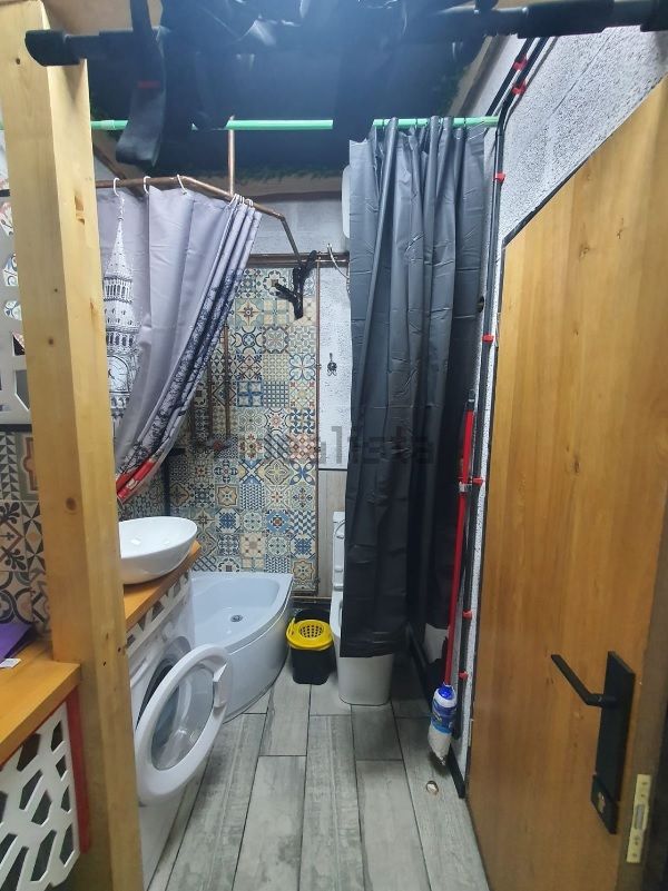 El baño, pegado a la cocina.
