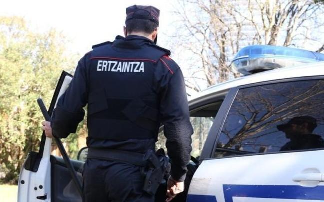 Un agente de la Ertzaintza