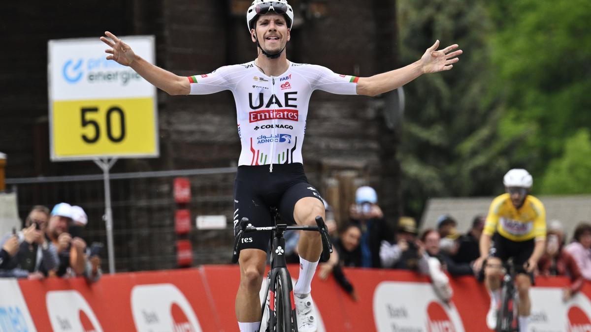 Joao Almeida supera a Adam Yates, líder del Tour de Suiza.