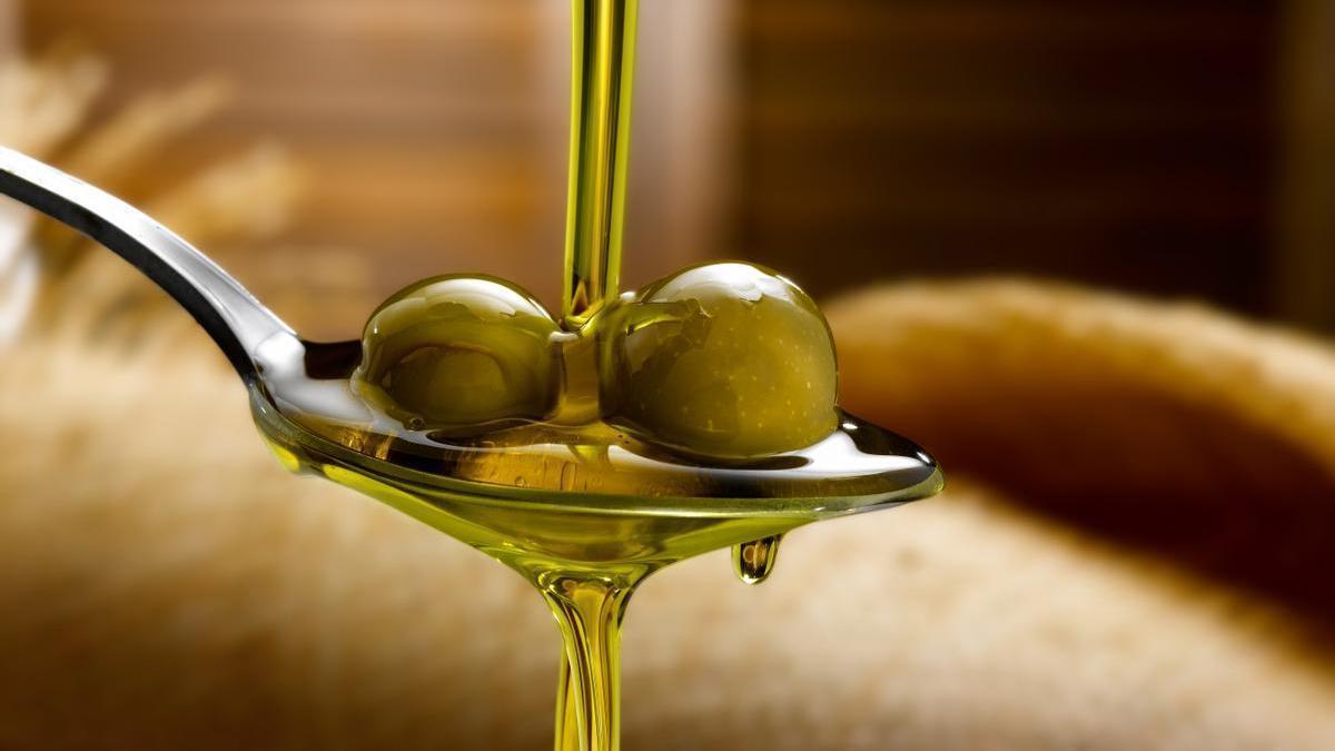 Un chorro de aceite de oliva virgen extra, conocido por sus beneficios para la salud y su versatilidad en la cocina.