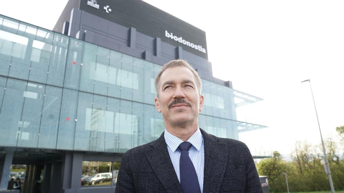 Jeremy Walston, doctor estadounidense experto en fragilidad y envejecimiento saludable, este lunes por la mañana, en el exterior de la sede de Biodonostia.