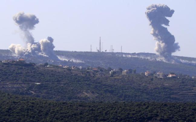 Columnas de humo provocadas por los bombardeos en territorio del Líbano.