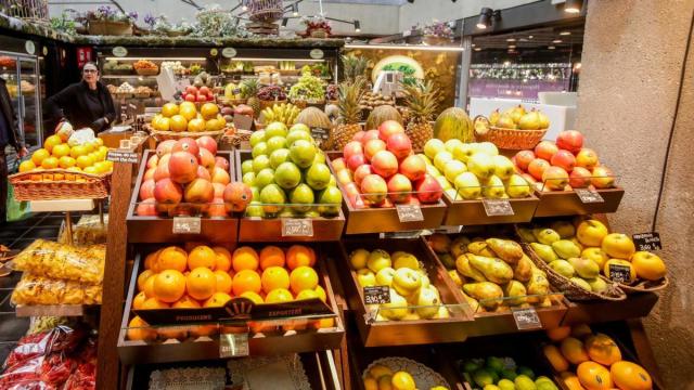 Un puesto de fruta en el mercado