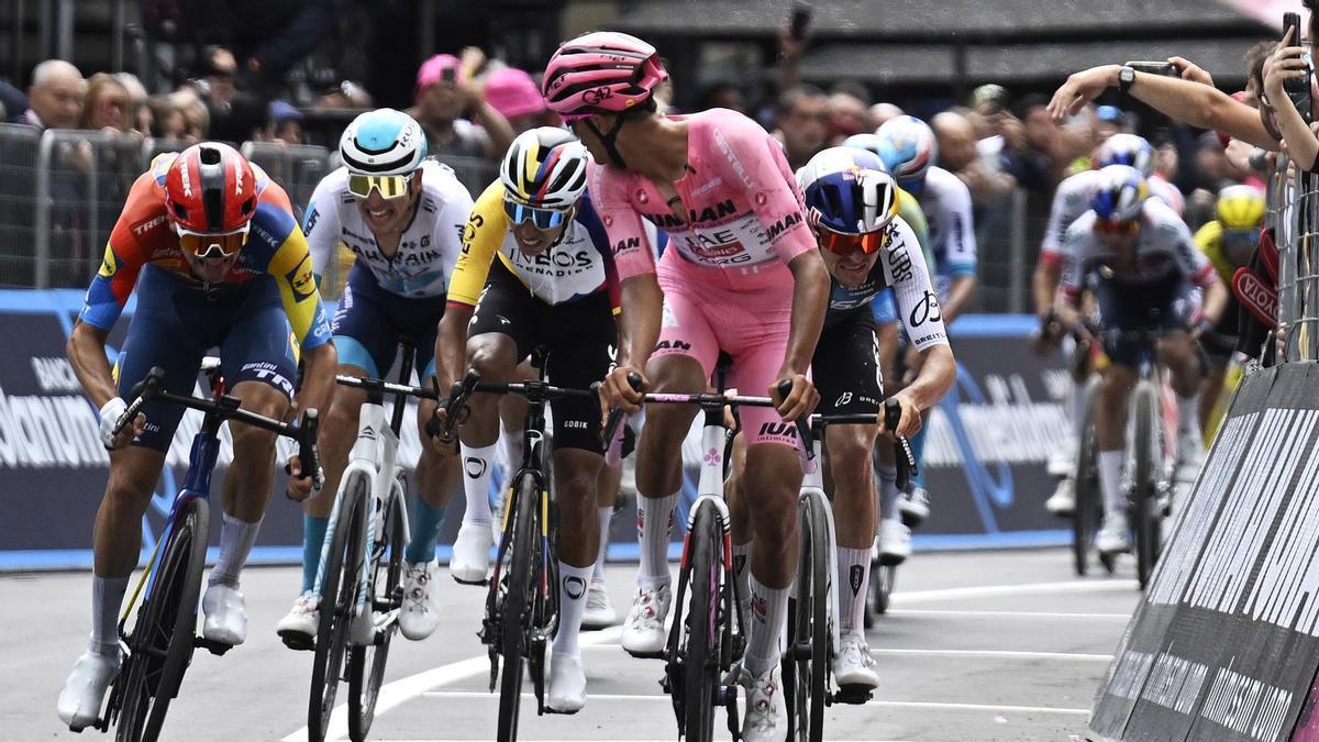 Llegada de los favoritos tras Carapaz.