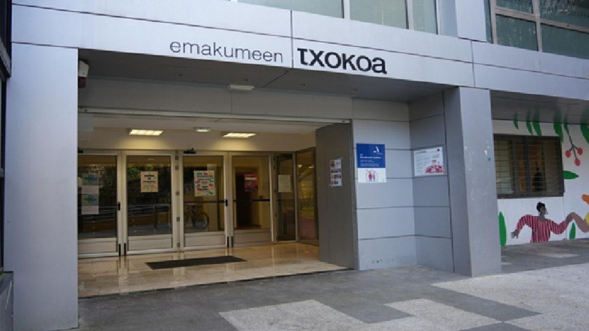 Azpeitiko Emakumeen Txokoko egoitzaren sarrera Goiko kaleko parke estalian.