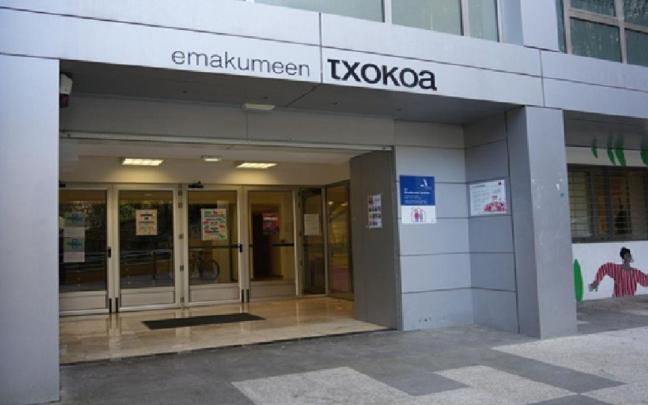 Azpeitiko Emakumeen Txokoko egoitzaren sarrera Goiko kaleko parke estalian.