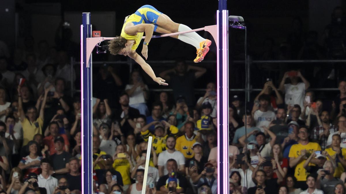 Armand Duplantis salta 6.25 metros y bate el récord del mundo de pértiga.