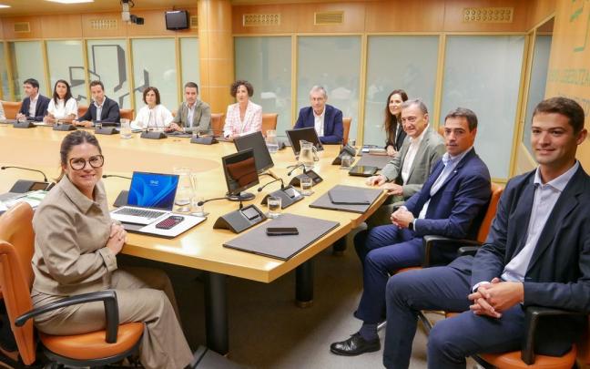 El grupo parlamentario del PNV prepara el pleno de política general con el lehendakari Pradales y el presidente del EBB, Aitor Esteban