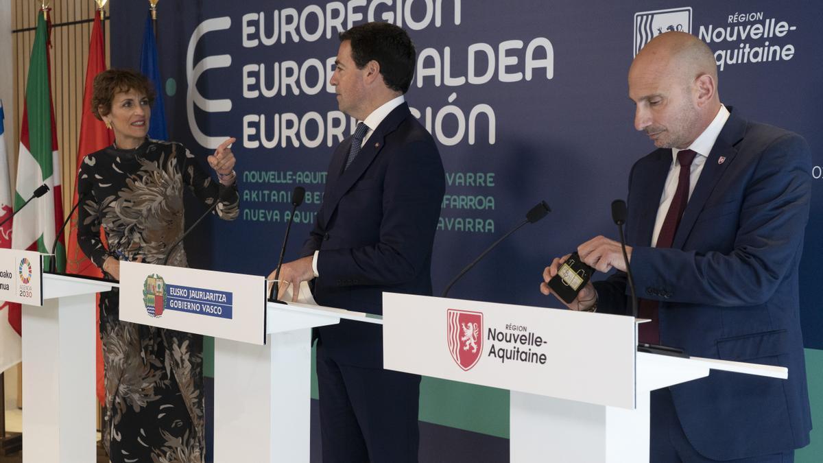 La presidenta del Gobierno de Navarra, María Chivite; el Lehendakari Imanol Pradales; y el consejero Regional para la Eurorregión, Cooperación Transfronteriza, Puertos y Aeropuertos, Mathieu Bergé