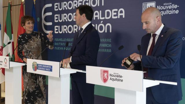 La presidenta del Gobierno de Navarra, María Chivite; el Lehendakari Imanol Pradales; y el consejero Regional para la Eurorregión, Cooperación Transfronteriza, Puertos y Aeropuertos, Mathieu Bergé