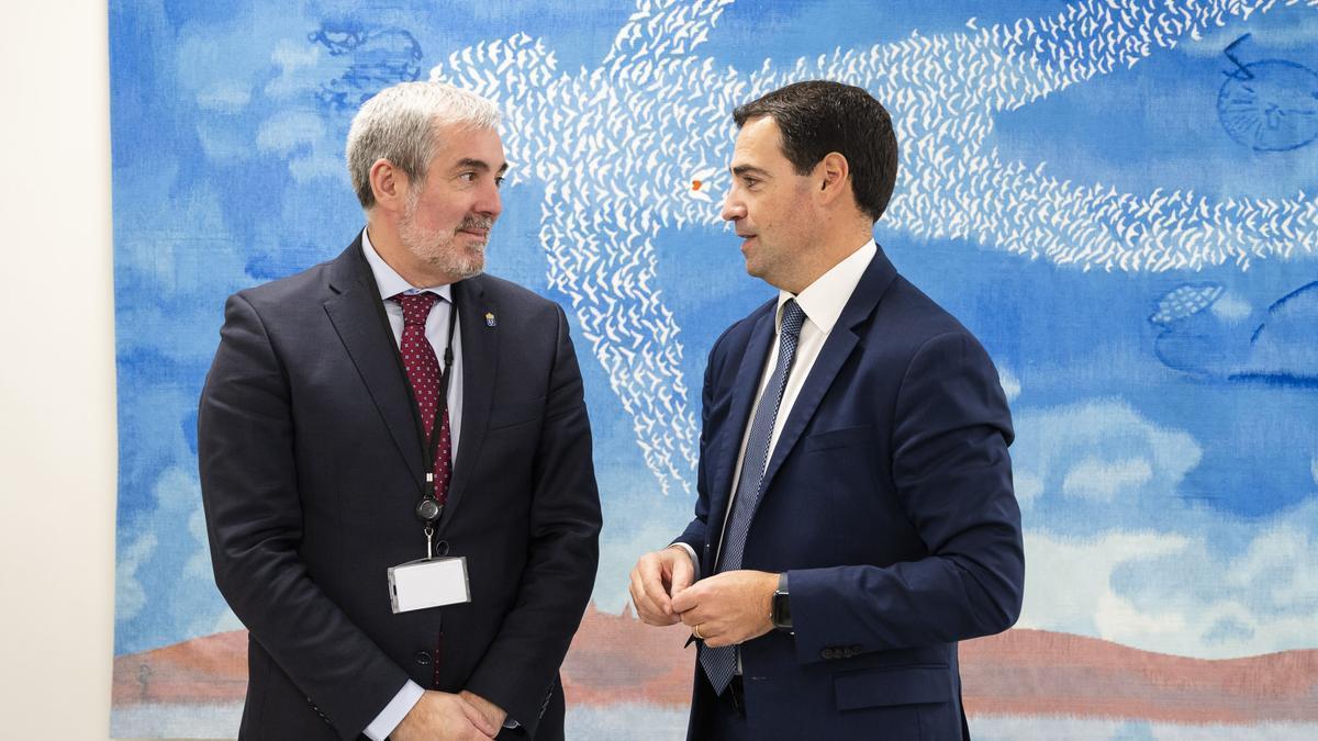 El presidente de Canarias, Fernando Clavijo, con el lehendakari, Imanol Pradales