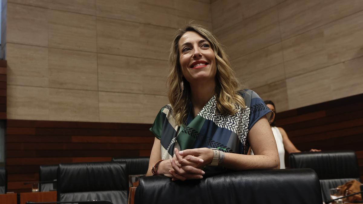 La presidenta de Extremadura, María Guardiola, durante la segunda sesión de investidura.