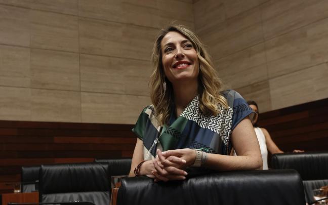 La presidenta de Extremadura, María Guardiola, durante la segunda sesión de investidura.