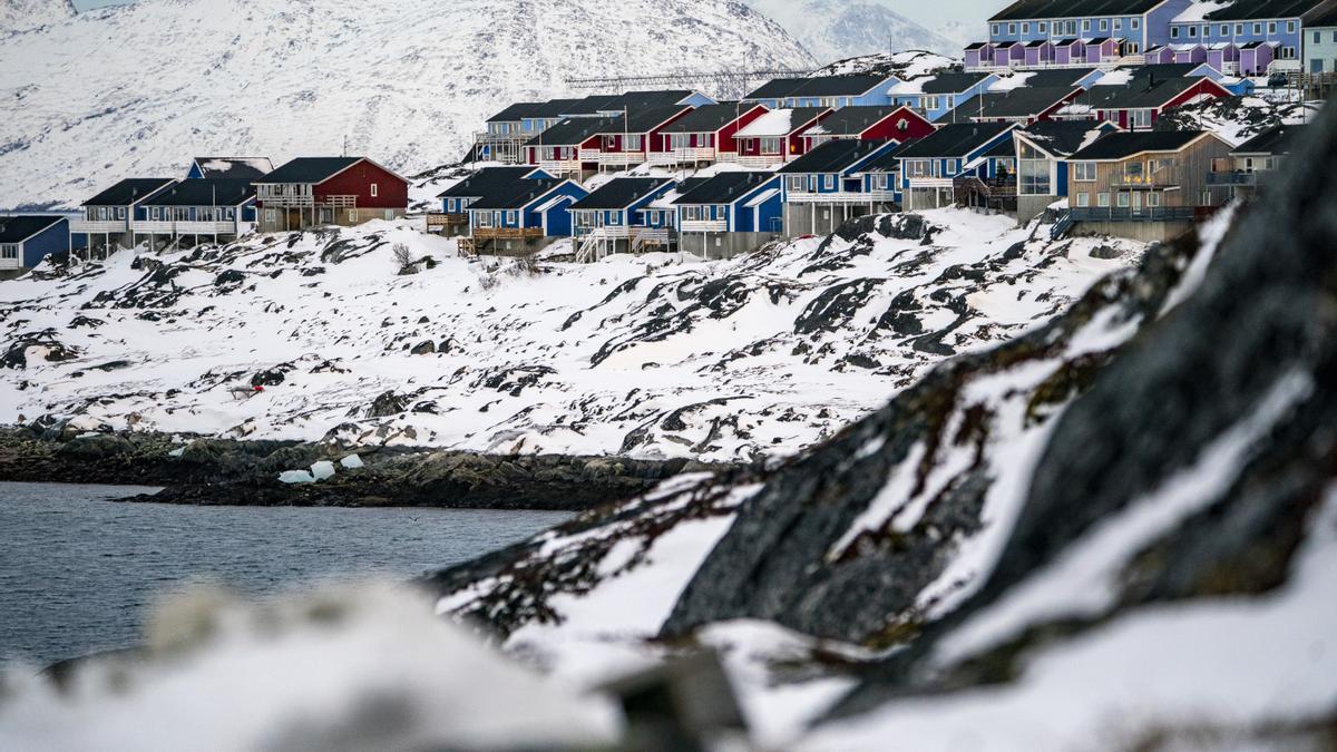 Casas coloridas y el paisaje en blanco y negro de la capital, Nuuk (Groenlandia).