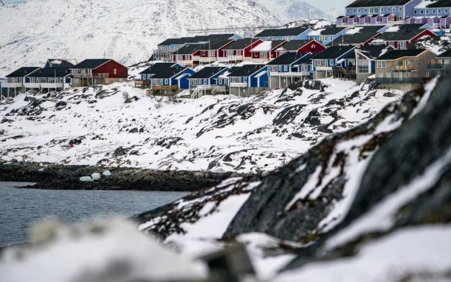 Casas coloridas y el paisaje en blanco y negro de la capital, Nuuk (Groenlandia).