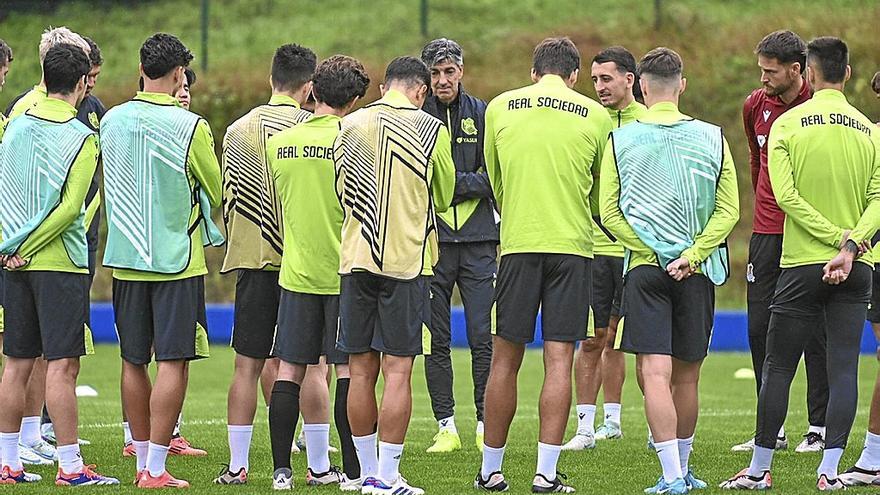 Los jugadores reunidos antes del partido ante el Anderlecht