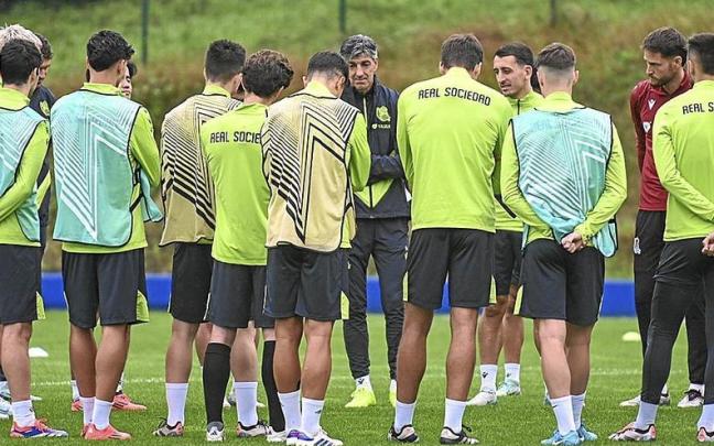 Los jugadores reunidos antes del partido ante el Anderlecht