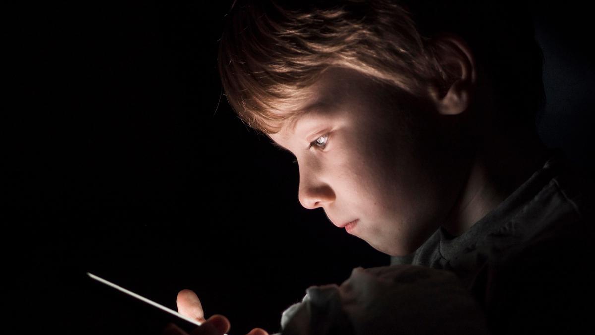 Mucho tiempo en soledad frente al móvil y relacionándose solo con un chatbot puede hacer que los menores se aíslen de su entorno familiar, cercano y real.