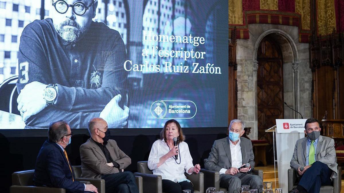 Antonia Kerrigan, en el centro, durante un homenaje a Carlos Ruiz Zafón.