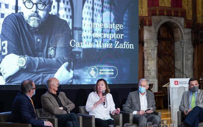 Antonia Kerrigan, en el centro, durante un homenaje a Carlos Ruiz Zafón. Antonia Kerrigan, en el centro, durante un homenaje a Carlos Ruiz Zafón.