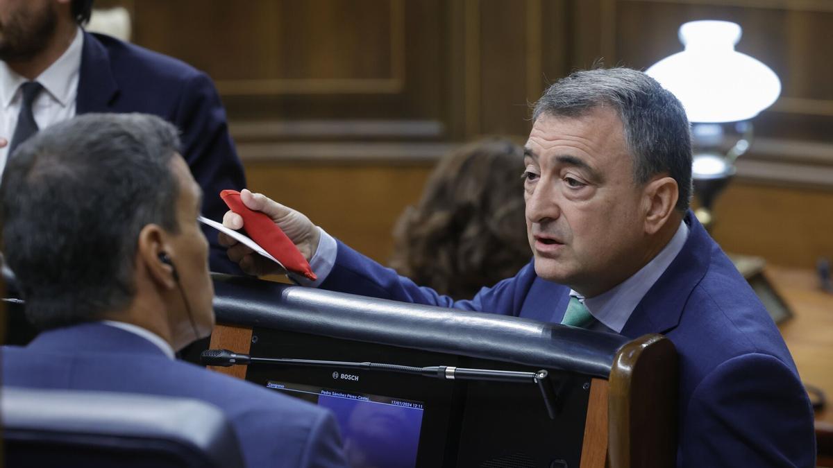 El portavoz del PNV, Aitor Esteban (d), conversa con el presidente del Gobierno, Pedro Sánchez, este miércoles en el Congreso, donde Sánchez presenta el plan de calidad democrática.