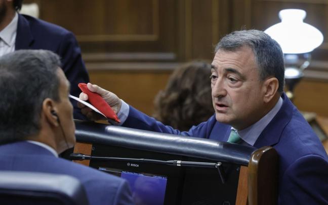 El portavoz del PNV, Aitor Esteban (d), conversa con el presidente del Gobierno, Pedro Sánchez, este miércoles en el Congreso, donde Sánchez presenta el plan de calidad democrática. / Zipi Aragon/Efe El portavoz del PNV, Aitor Esteban (d), conversa con el presidente del Gobierno, Pedro Sánchez, este miércoles en el Congreso, donde Sánchez presenta el plan de calidad democrática.