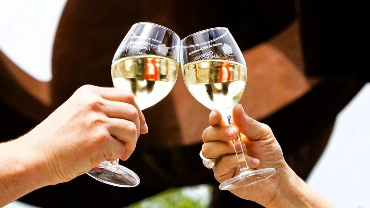 Brindis de txakoli.