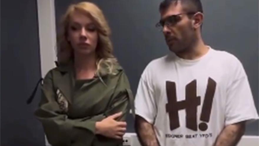 Momento en el que el luchador iraní pide perdón a la chica por golpearla.