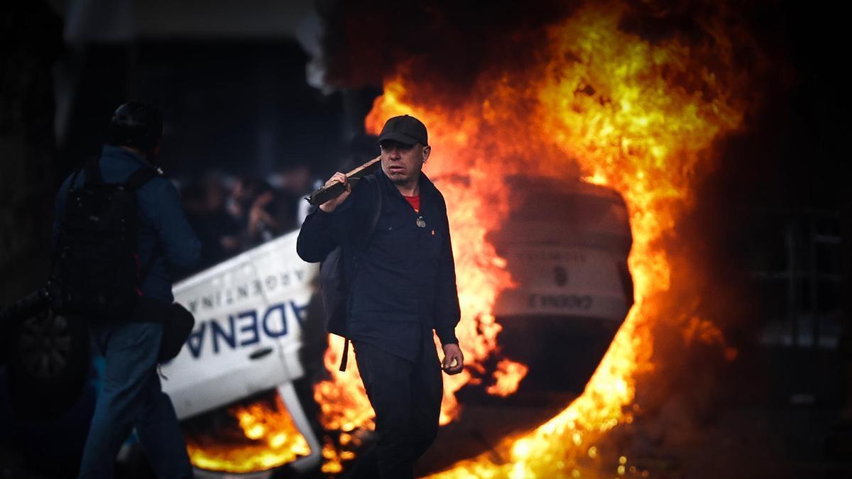 Manifestantes y policías chocan frente al Senado mientras debate proyecto clave de Milei.