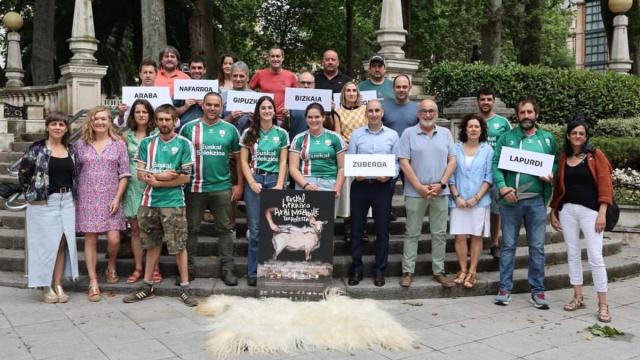 Foto de familia de los galardonados en los premios Euskal Selekzioa Sariak 2025.