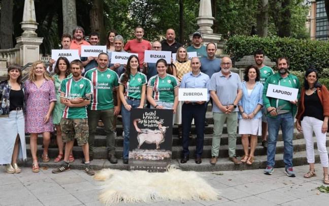 Foto de familia de los galardonados en los premios Euskal Selekzioa Sariak 2025.