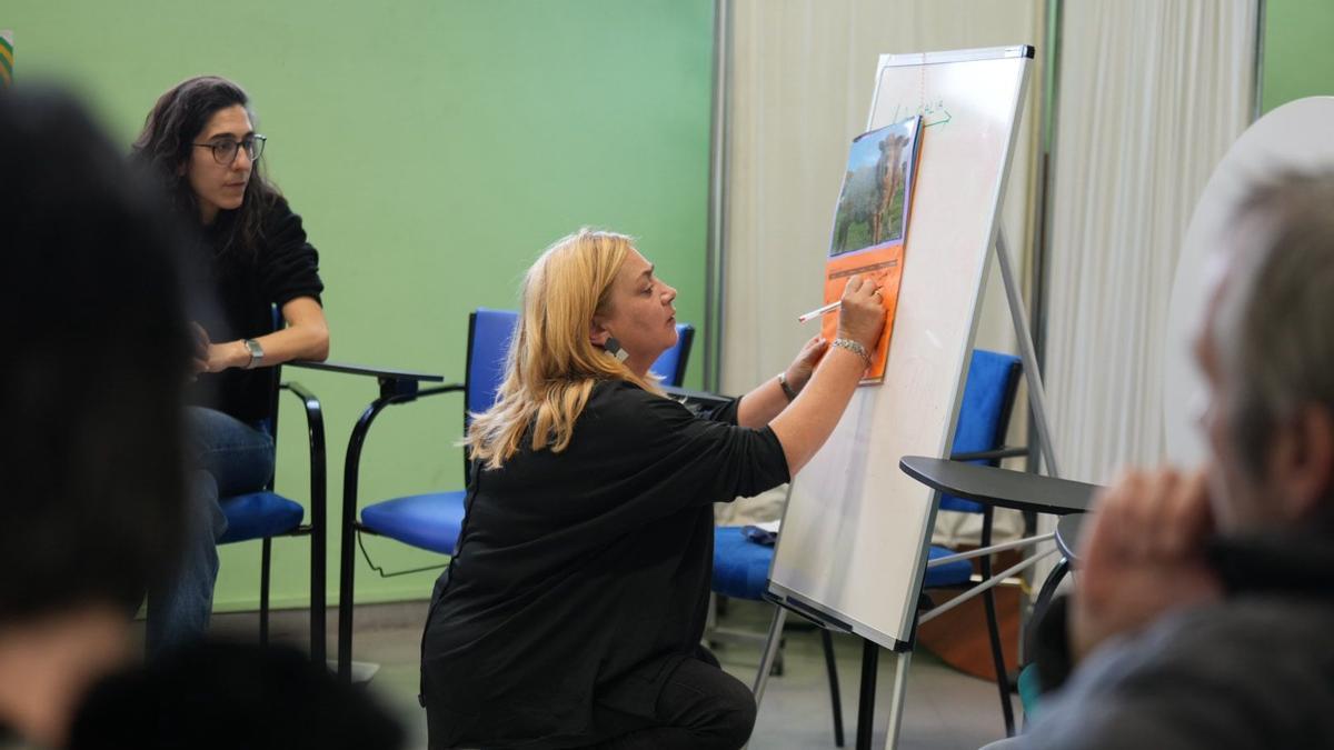 Marijo, trabajadora social del Centro de Salud Mental de Durango, durante la preparación de una actividad.