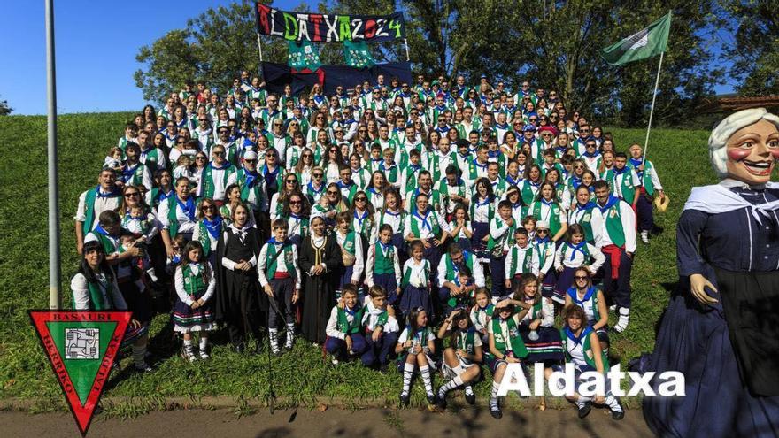 Foto de grupo de los miembros de la cuadrilla Aldatxa acompañados por la Eskarabilera en las fiestas del año pasado