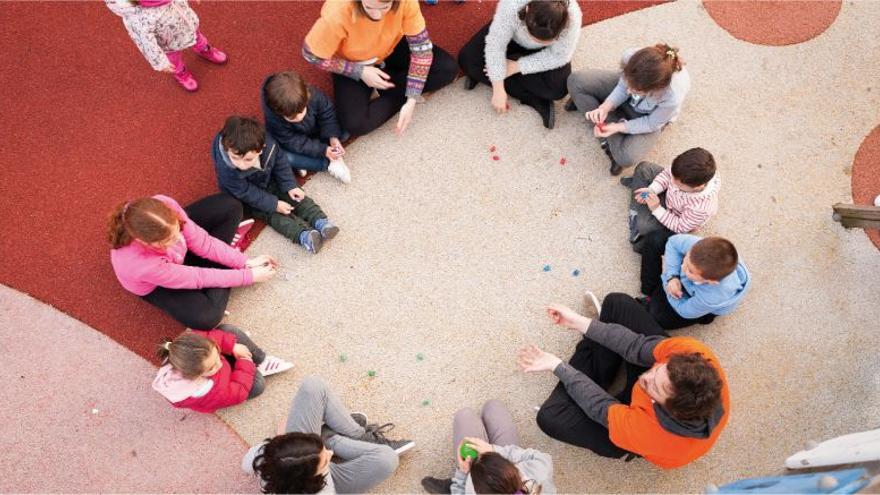 Niños jugando en un parque