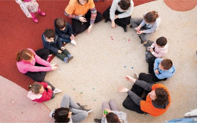 Niños jugando en un parque