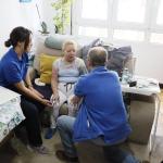 Los enfermeros Sara García y Carlos Fernández atienden a una paciente en su domicilio | Imagen: Markel Fernández