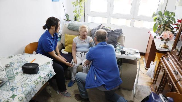 Los enfermeros Sara García y Carlos Fernández atienden a una paciente en su domicilio | Imagen: Markel Fernández Los enfermeros Sara García y Carlos Fernández atienden a una paciente en su domicilio | Imagen: Markel Fernández