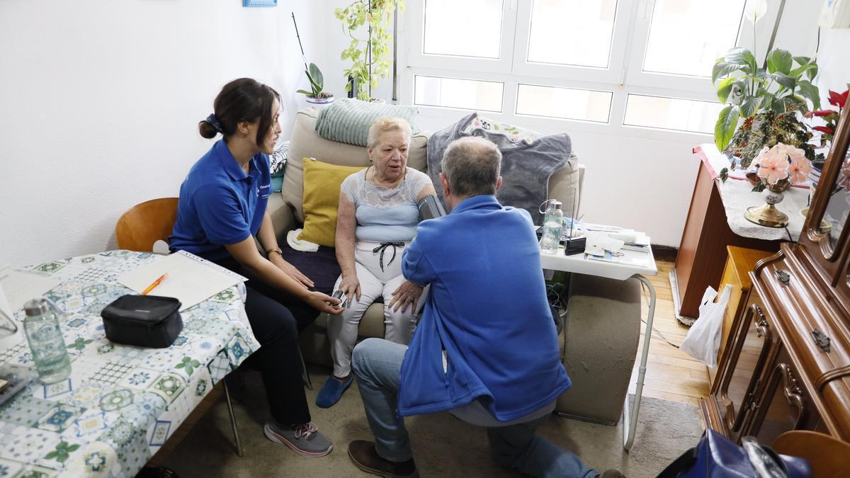La paciente, Antonia Solís, junto a Sara García y Carlos Fernández, en su casa de Astrabudua.
