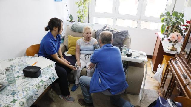 La paciente, Antonia Solís, junto a Sara García y Carlos Fernández, en su casa de Astrabudua. / Markel Fernández La paciente, Antonia Solís, junto a Sara García y Carlos Fernández, en su casa de Astrabudua.