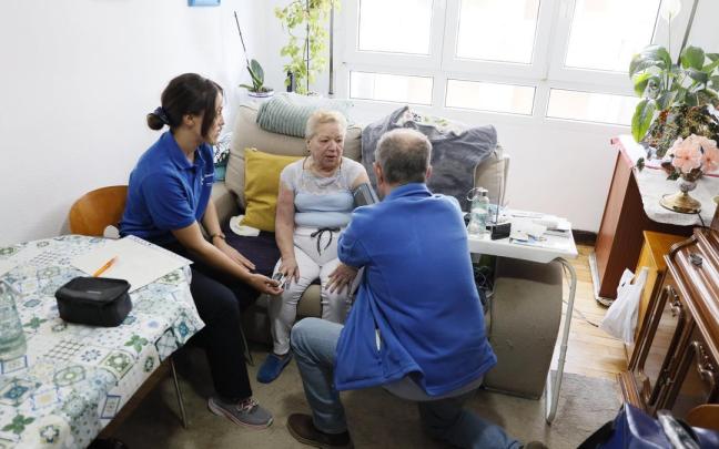 La paciente, Antonia Solís, junto a Sara García y Carlos Fernández, en su casa de Astrabudua. / Markel Fernández La paciente, Antonia Solís, junto a Sara García y Carlos Fernández, en su casa de Astrabudua.