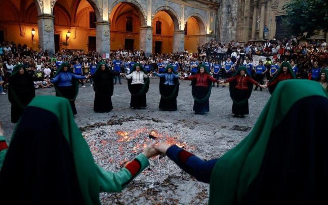Celebración de un akelarre en unas fiestas / Javi Colmenero Celebración de un akelarre en unas fiestas